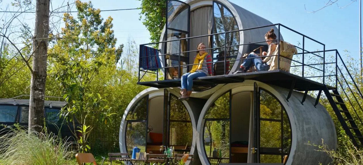 Tinyhouse van betonne buizen in een bos