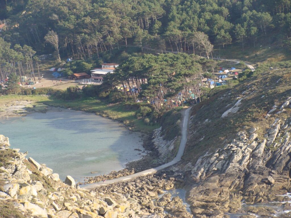 berg met in de verte een bosrand met daarvoor een camping