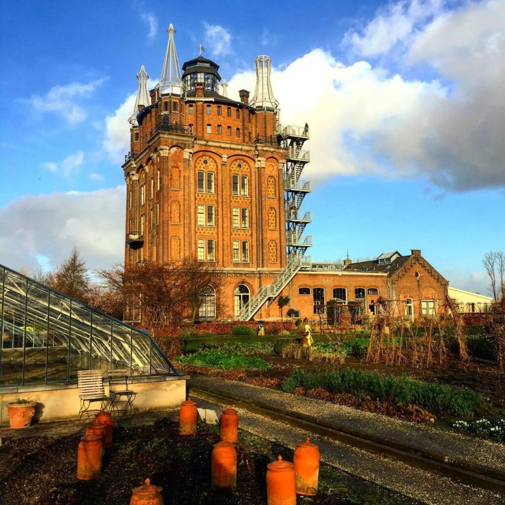rood stenen industrieel gebouw in Dordrecht . Hotel Villa Augustus