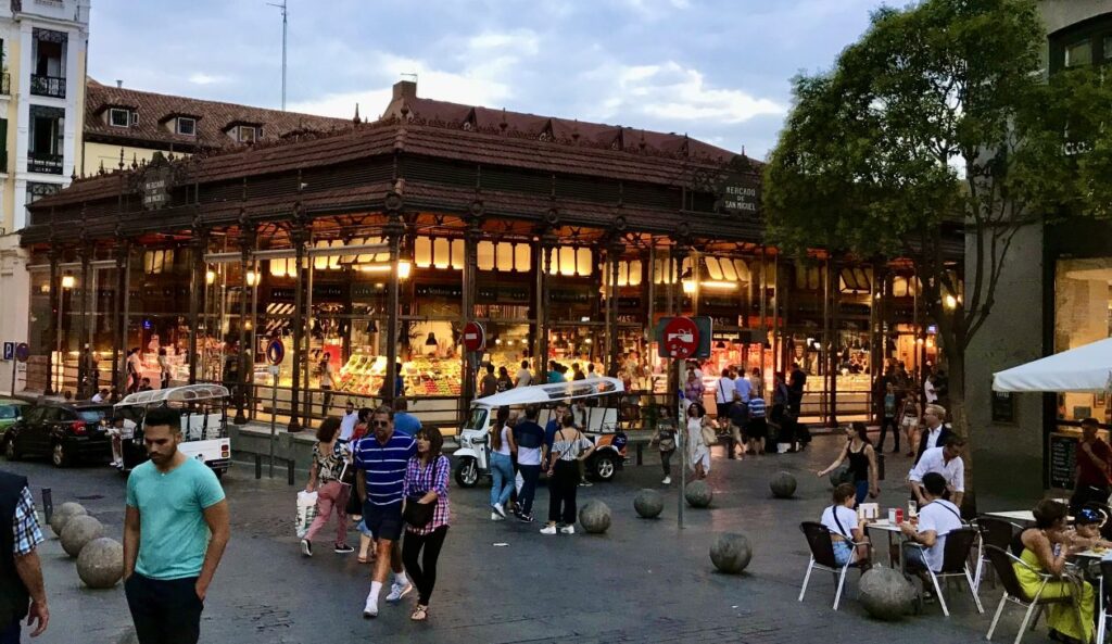 industrieele foodhal in centrum Madrid in de avond