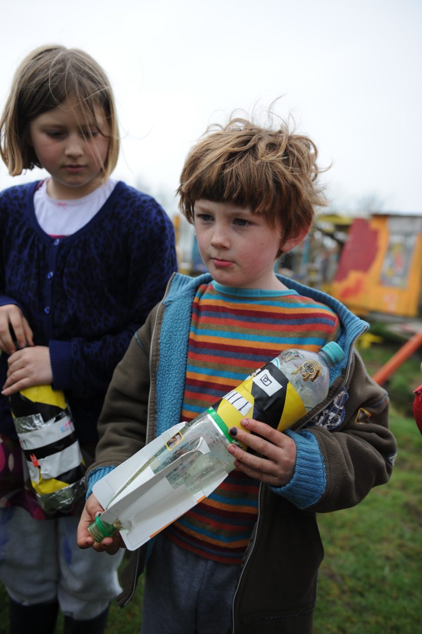 jongetje met een zelf gemaakte waterraket
