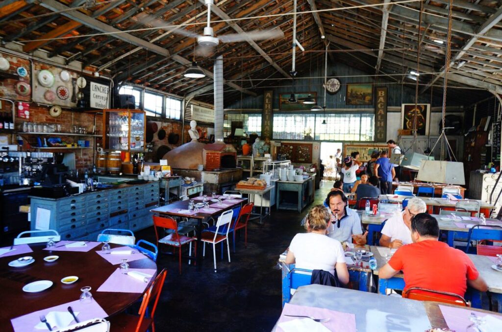 interieur van restaurant in oude fabrieksloods
