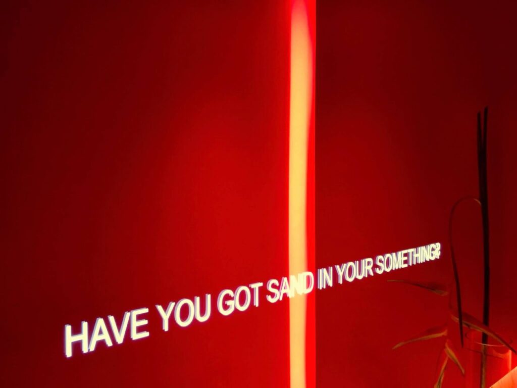 Rode muur met tekst in restaurant Sisterfields op Bali