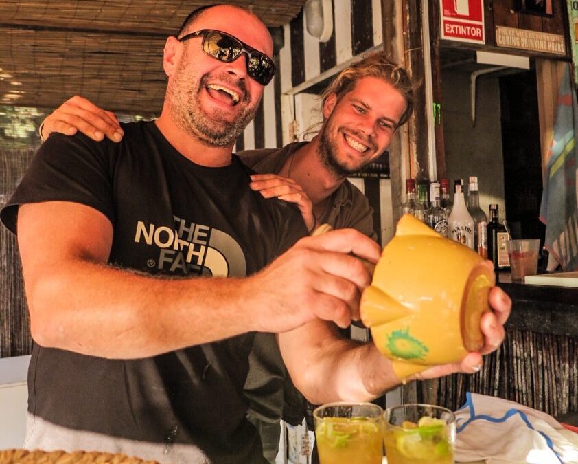 twee blije barkeepers in een cafe met op de voorgrond fruit