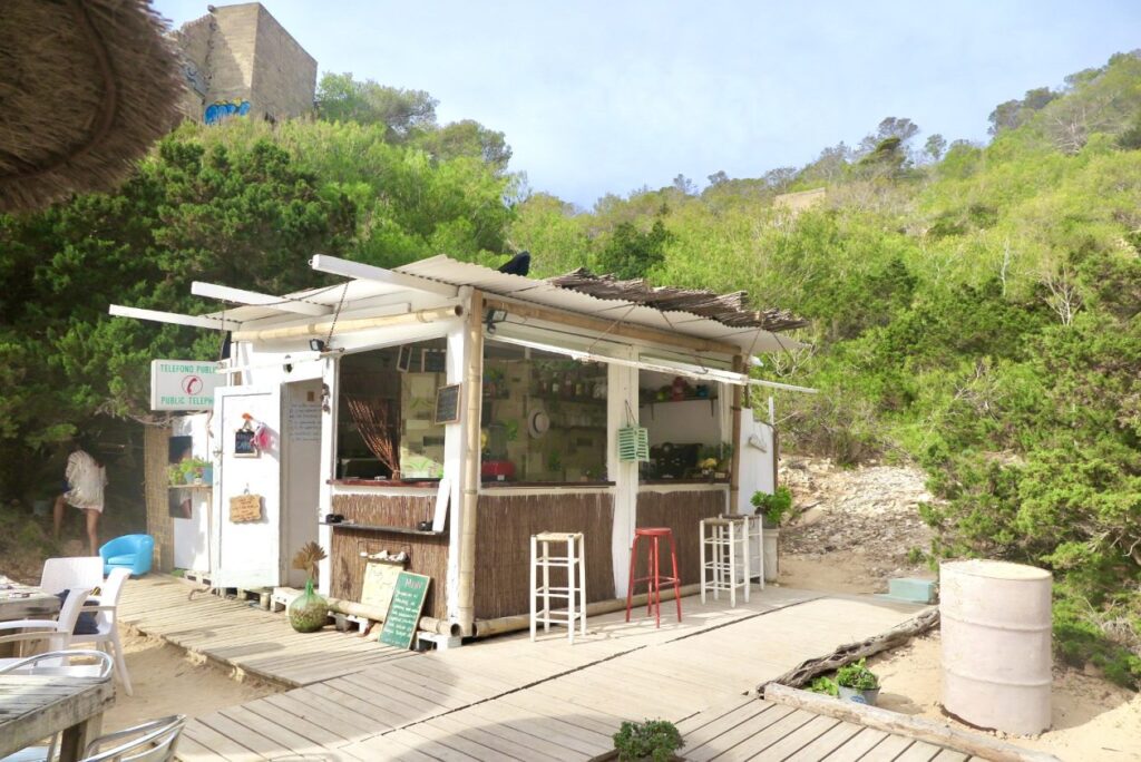 barretje gemaakt van sloophout omzoomd door bos op Ibiza