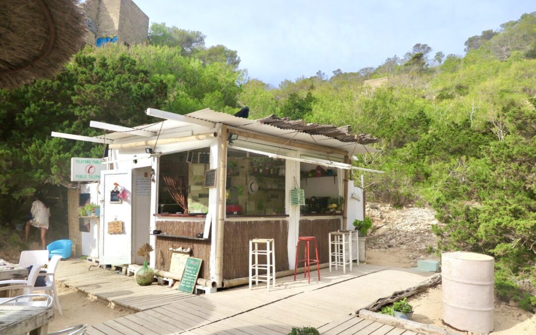 barretje gemaakt van sloophout omzoomd door bos op Ibiza