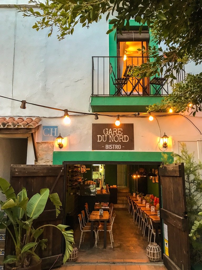 exterieur van hotel omgeven door tuin