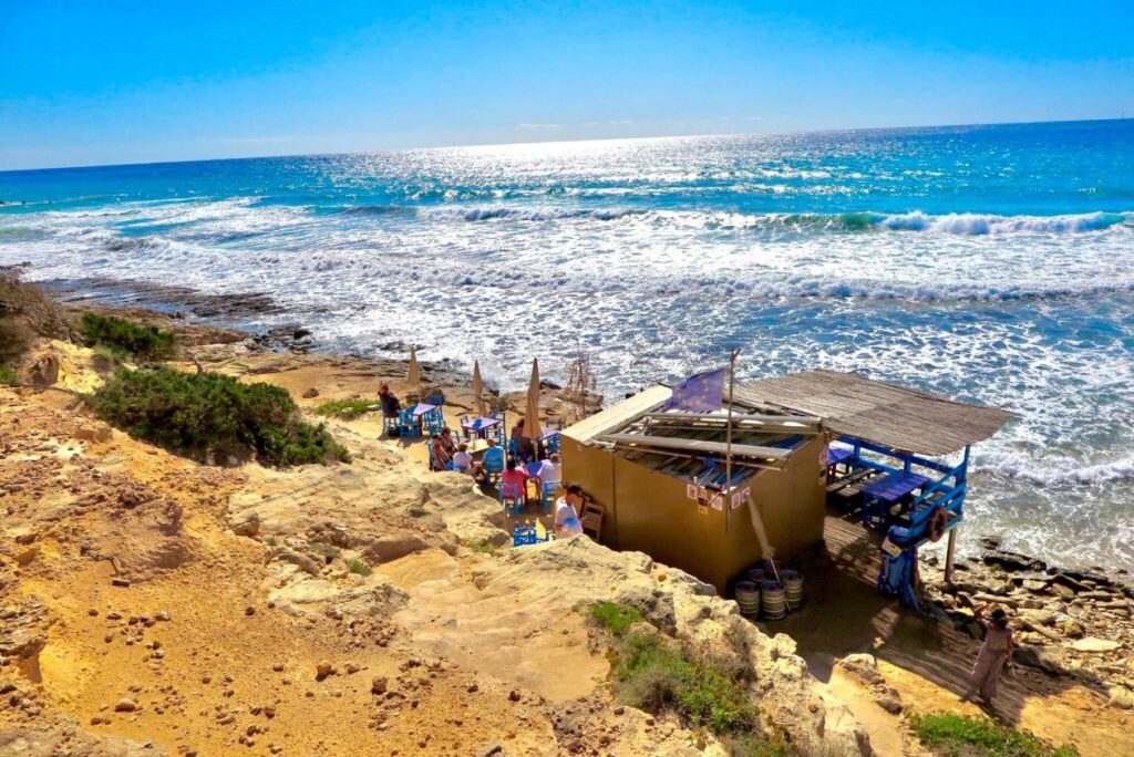 strand cafe aan de zee op Formentera