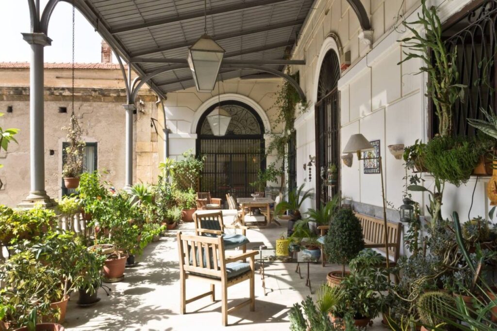 Terras met uitzicht in oud Italiaans Palazzo