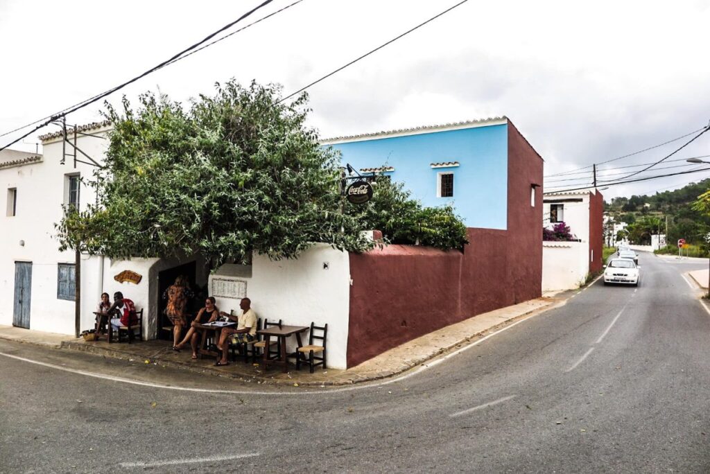 bar aan weg op Ibiza