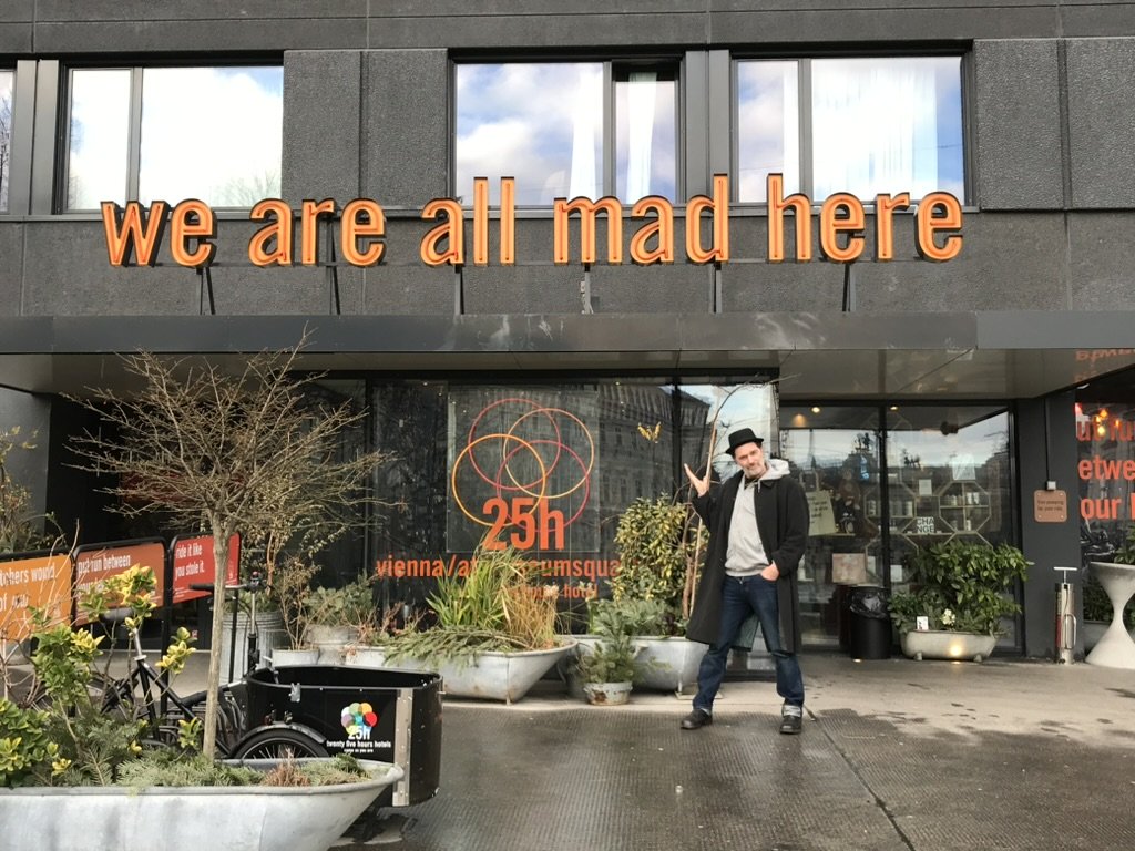 buitenzijde van Hip boutique hotel in Wenen met man ervoor