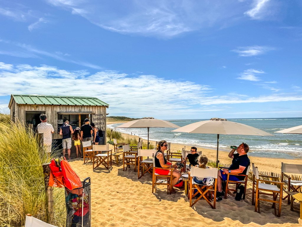 terras met parasolletjes aan het strand