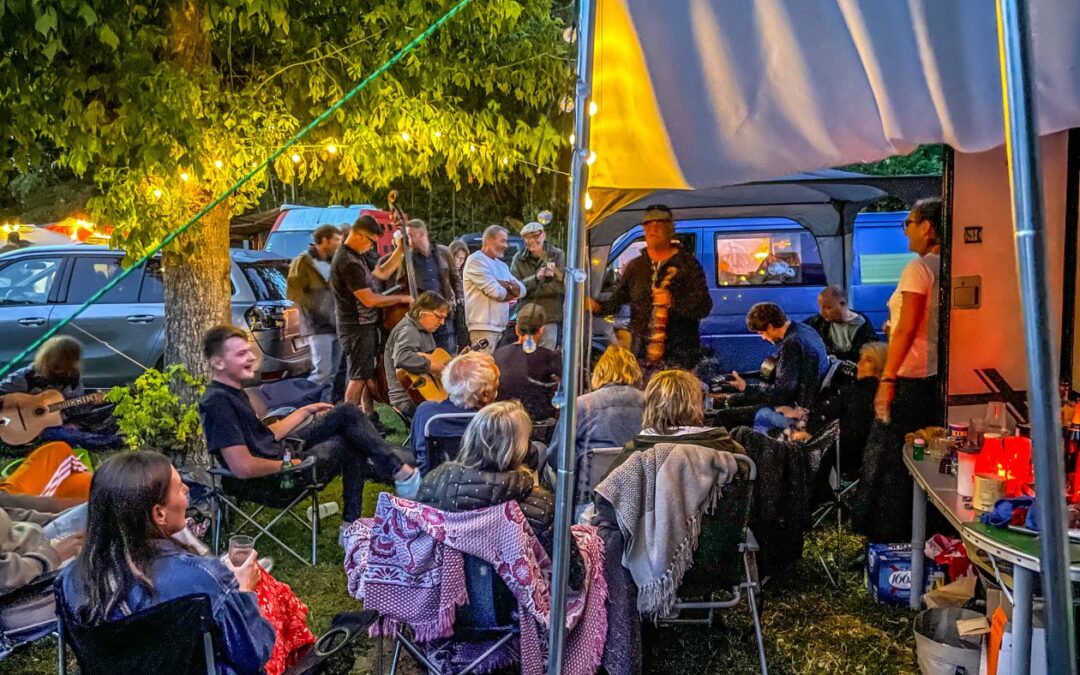 Gipsy jazz festival in Samoreau . tent met daar naast muzikanten