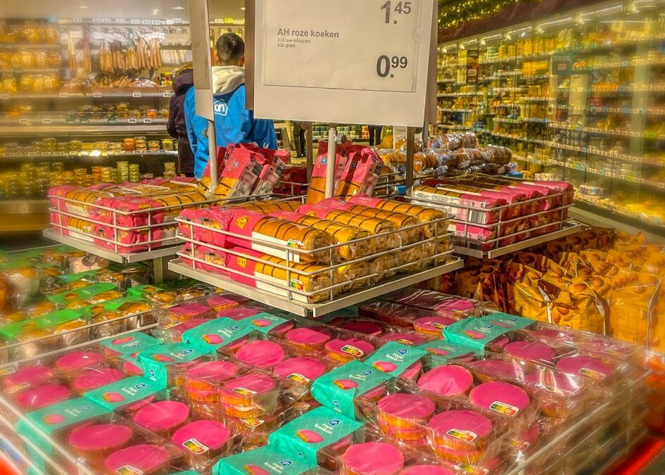 Roze koeken op een stapel in een supermarkt