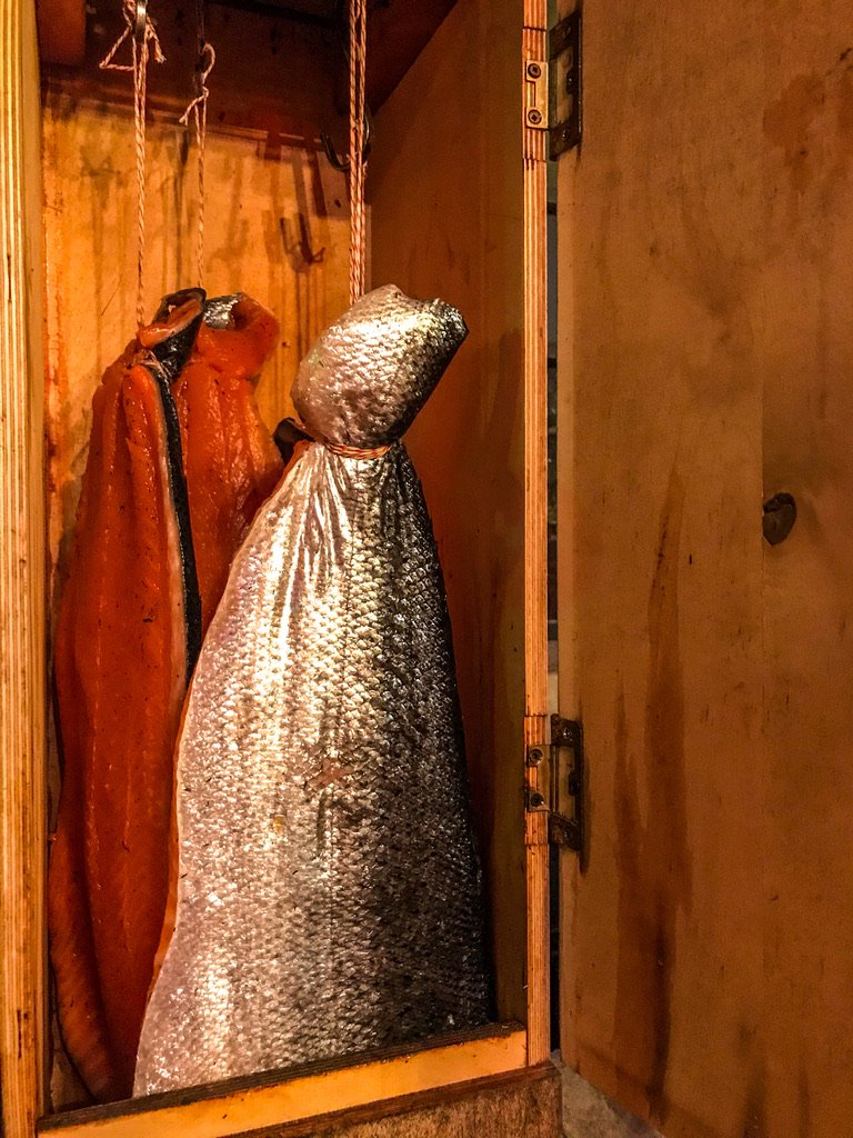 hangende zalmen in de rookkast