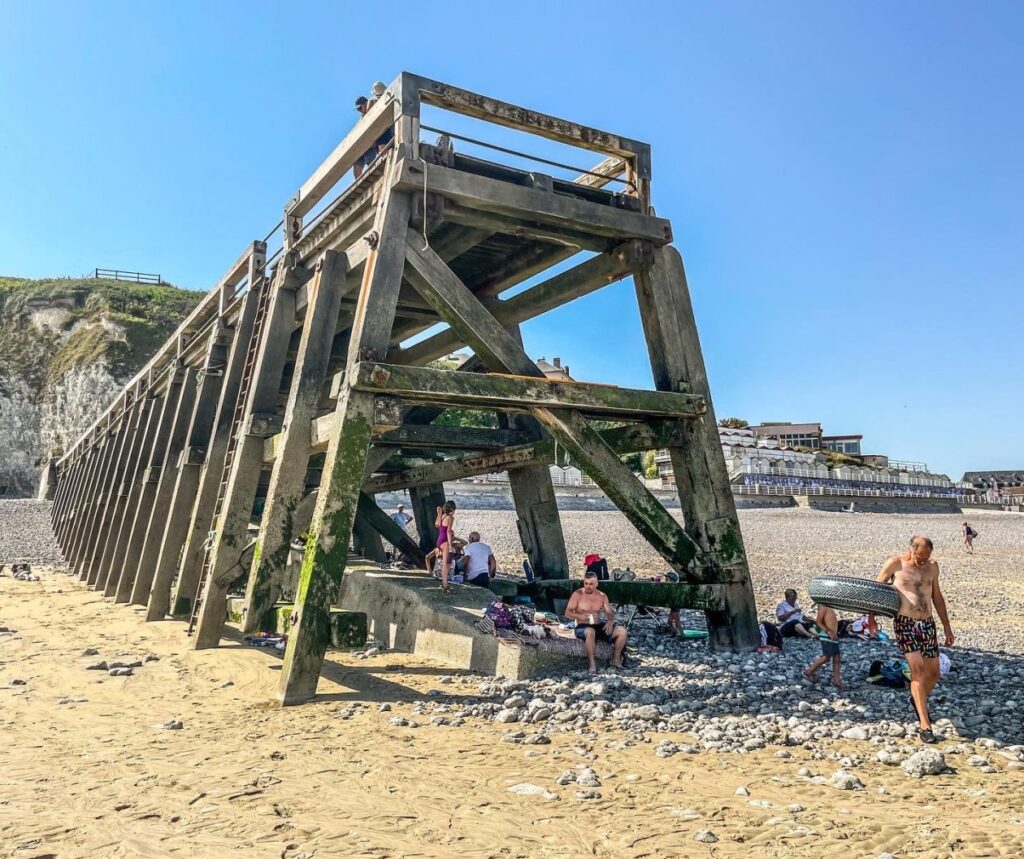 houten pier op strand