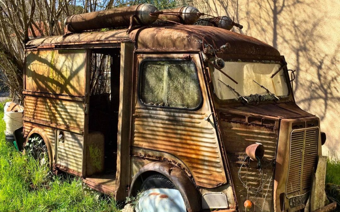 Oude en roestige Citroen HY bus in een tuin