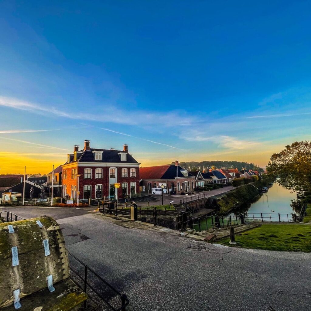 Zicht op het dorp Termunterzijl in de ochtend