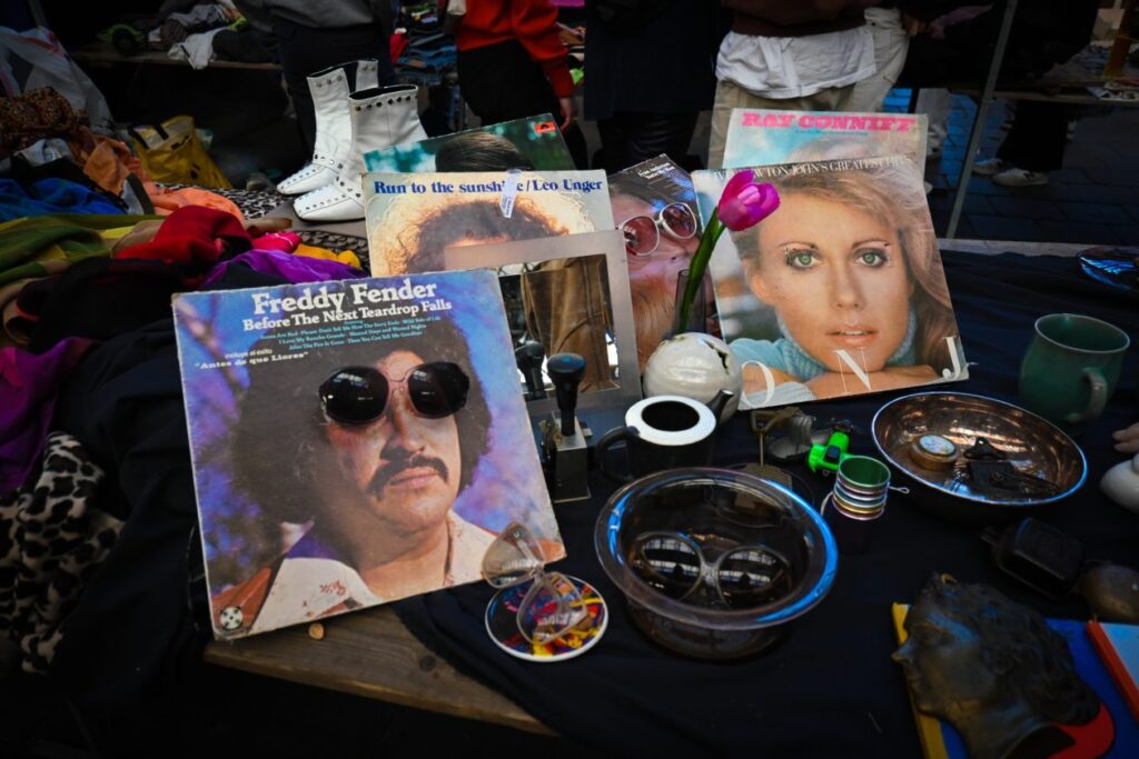 langspeelplaten op een rommelmarkt