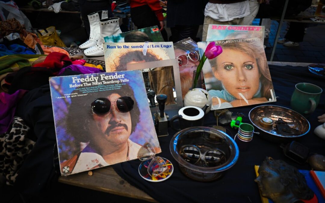 Amsterdam – Rommelmarkt bij de IJ-Hallen op het NDSM terrein