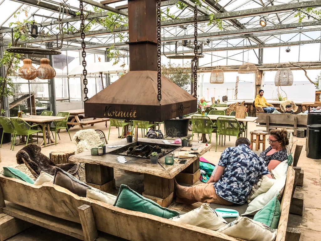 Interieur met open haard van Club zand bij Castricum aan zee