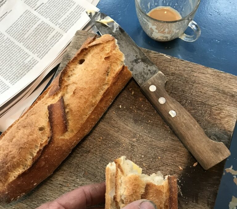 ontbijt met stokbrood en koffie