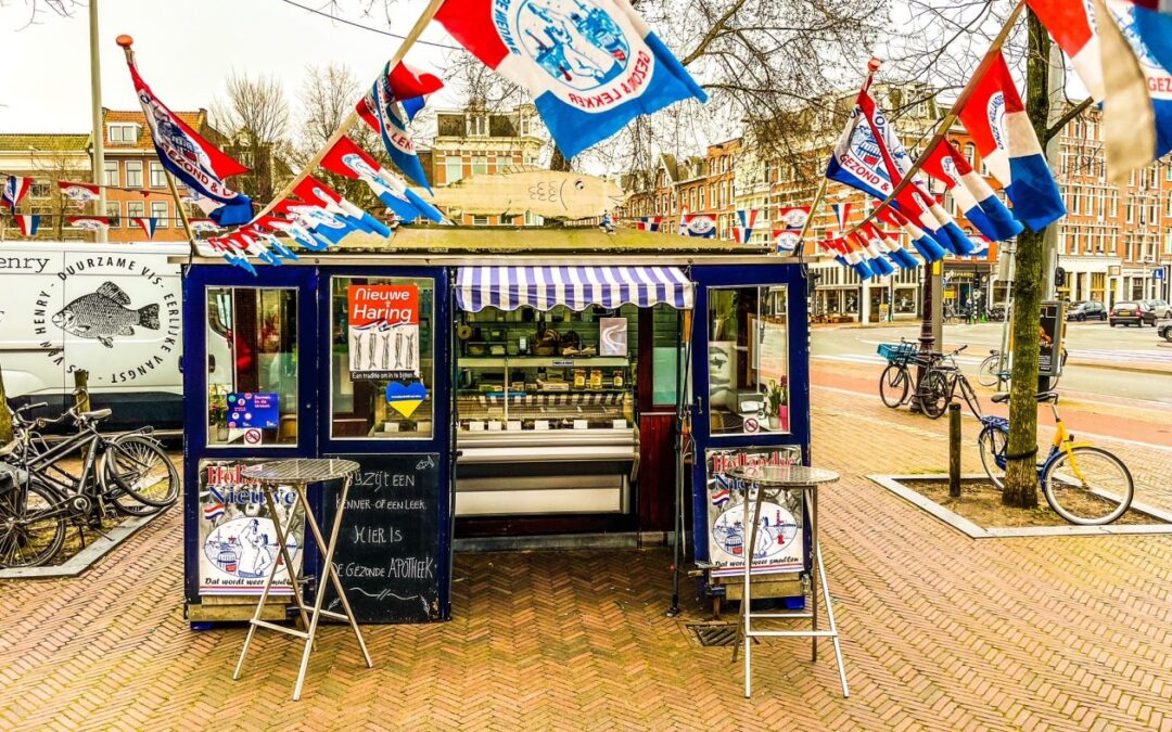 Haringwinkeltje op een plein met Nederlandse vlaggetjes