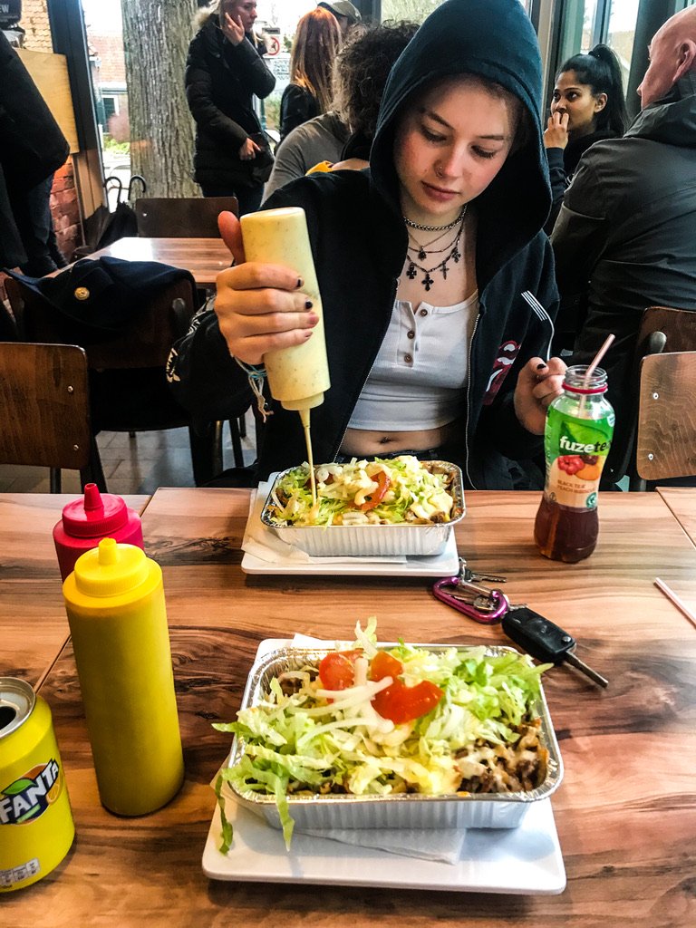 Meisje eet Typisch Hollandse Kapsalon