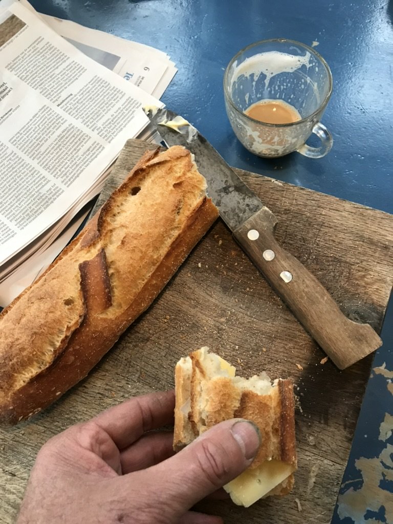 ontbijt met stokbrood en koffie