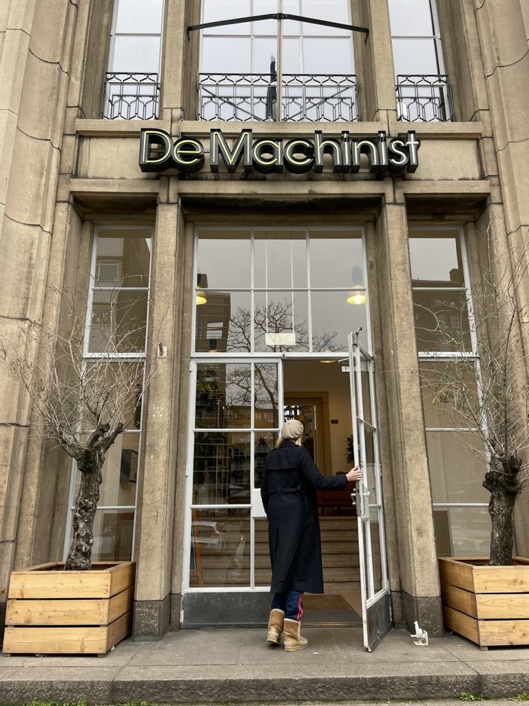 vrouw bij ingang van Rotterdams restaurant