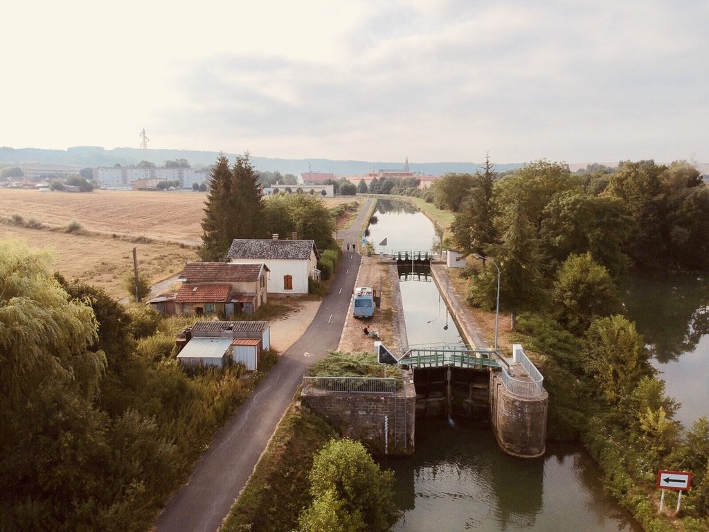 Sluizencomplex vanuit de lucht gezien bij Mouzon
