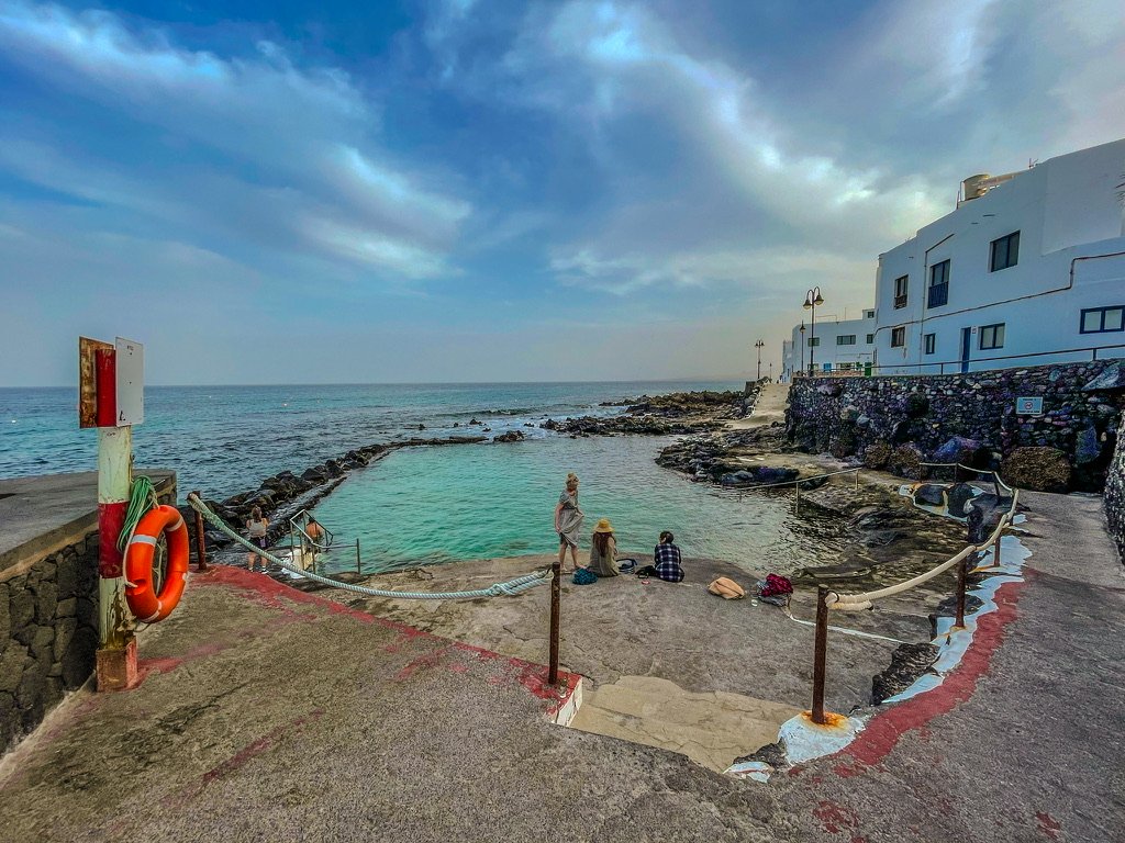 Natuurlijk zwembad op Lanzarote in de avond