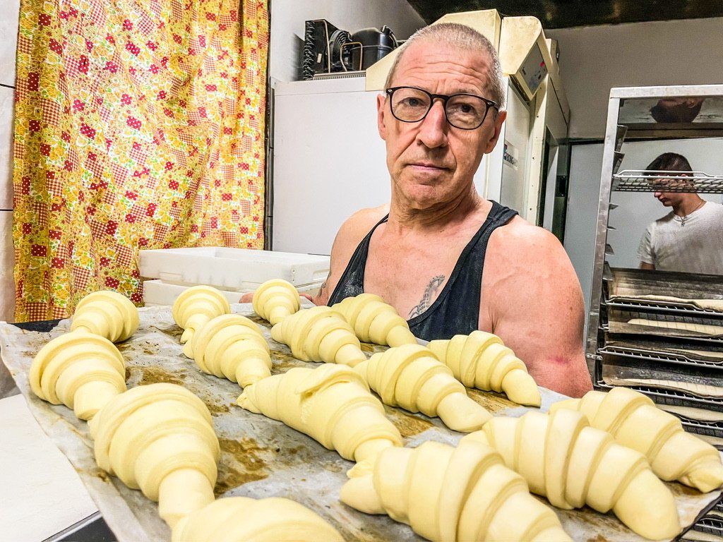 bakker met bakblik met croissants