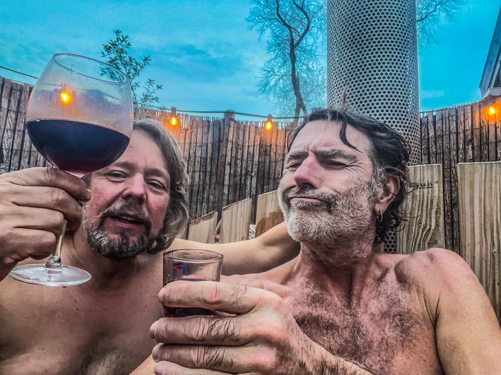 twee mannen proosten in een hottub