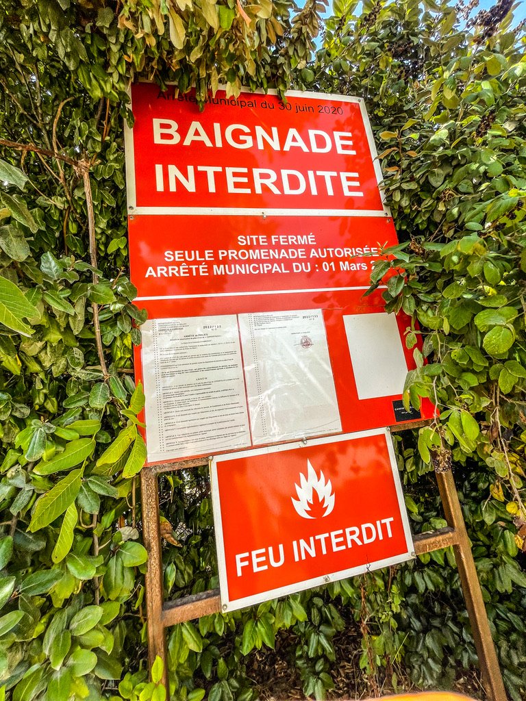 Frans Rood verboden bord in een heg hangend