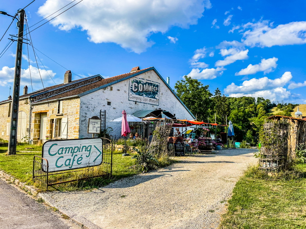 witte boerderij met terras ervoor in Frankrijk