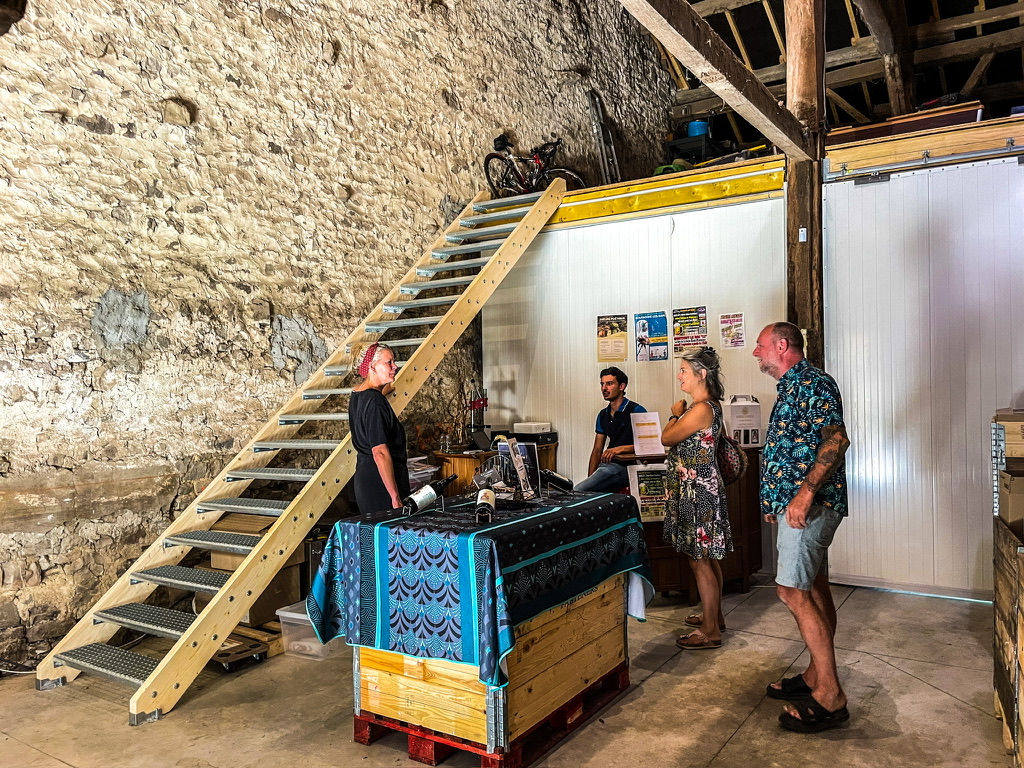 mini bierbrouwerij in de Haut marne met klanten voor een bali in een oude schuur