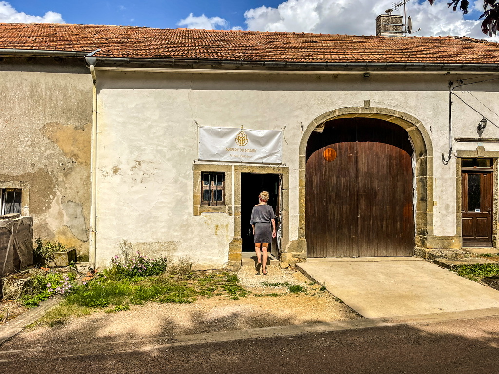 Man loopt oud Frans huis in
