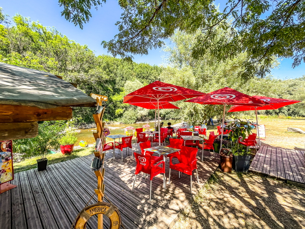 terras onder bomen in de zon