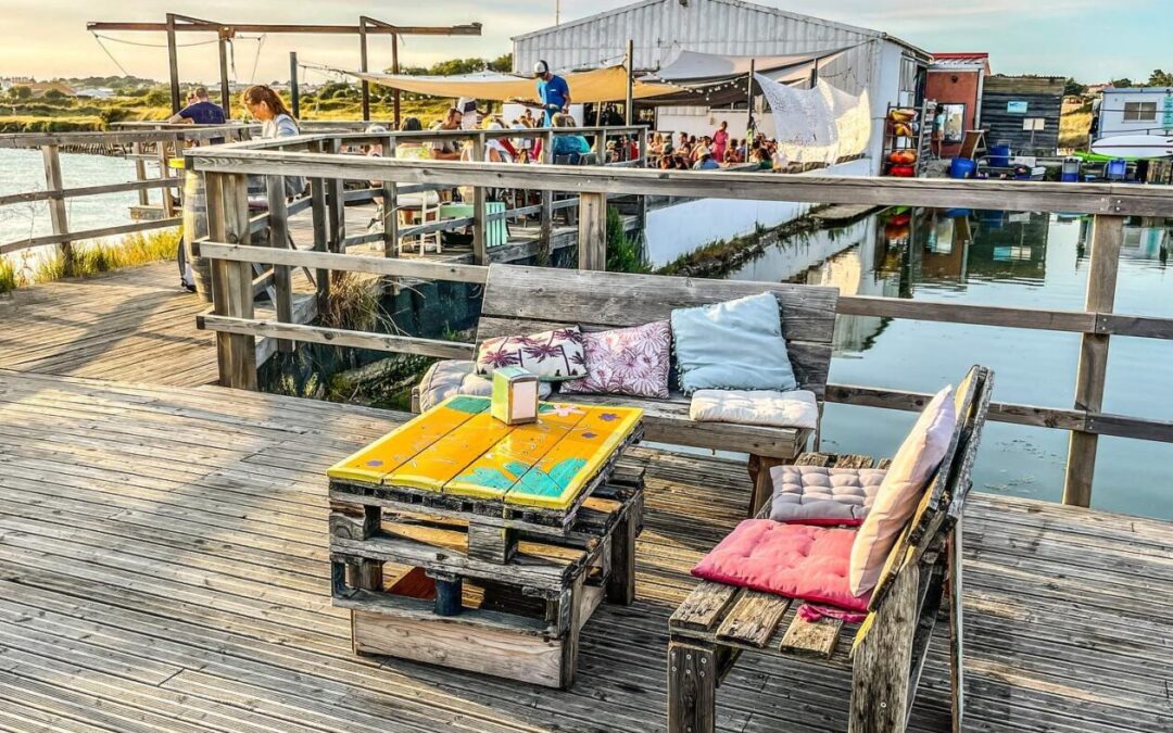 Terrassen met links en rechts water en in de verte een houten schuur.