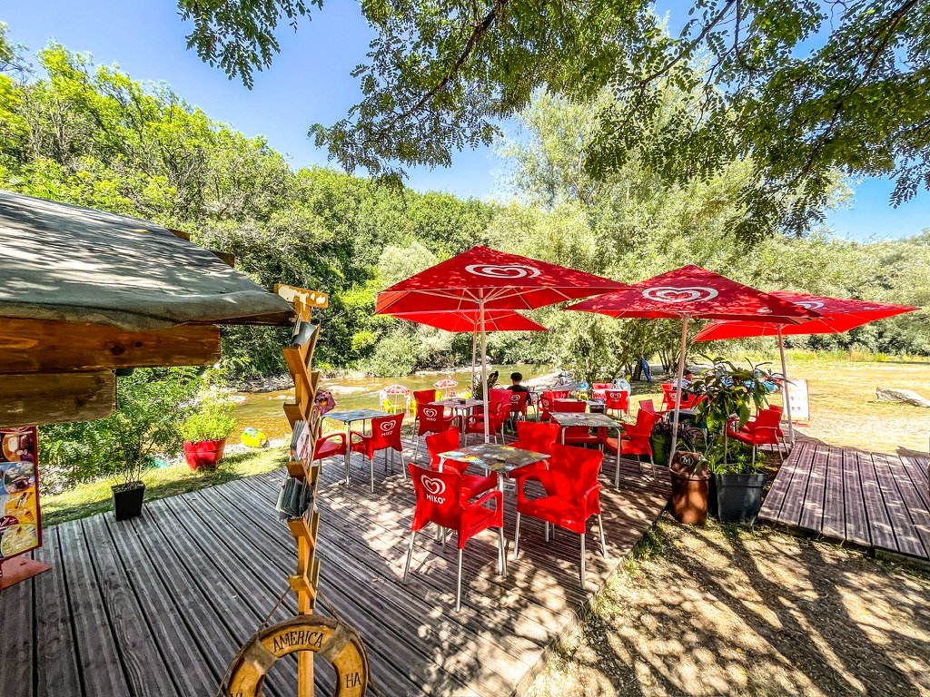 terras onder bomen in de zon