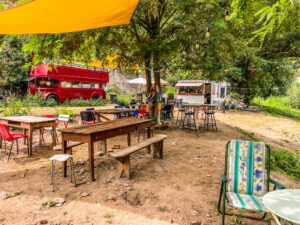 terras met links een engelse dubbeldekker bus