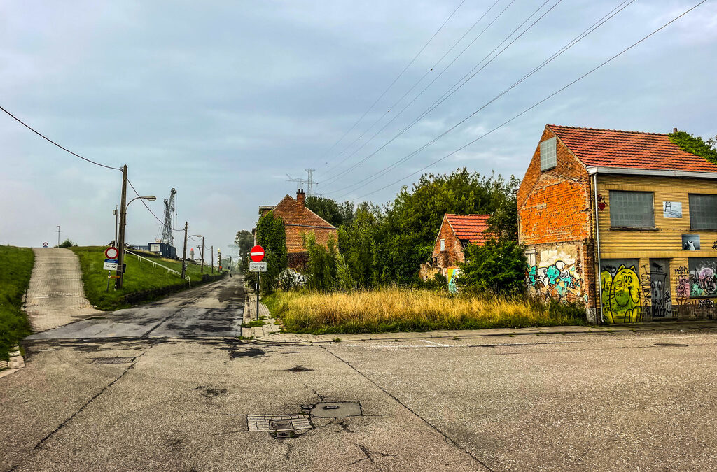 dichtgetimmerd dorpje aan een dijk