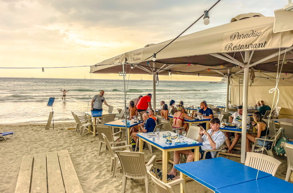 terras aan zee met rechts een restaurant