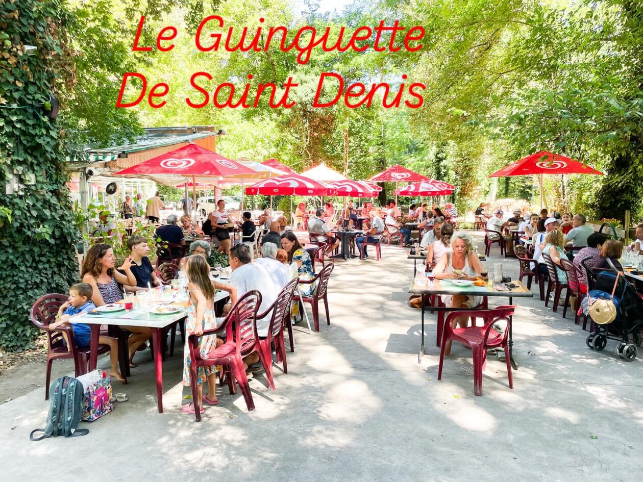 Restaurant in de buitenlucht met rode parasols