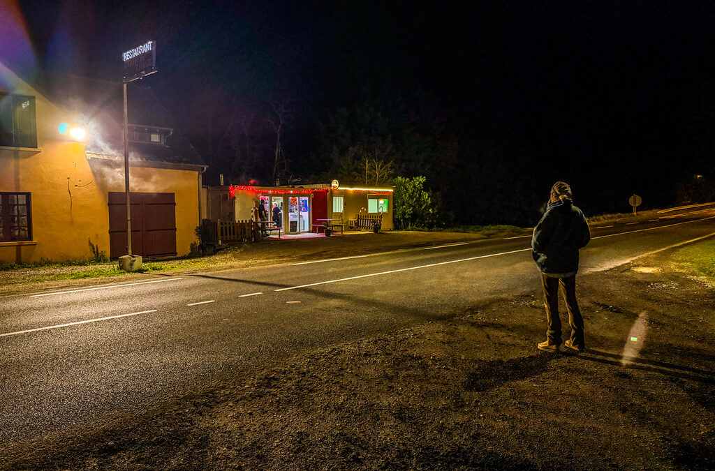 vrouw kijkt naar een restaurant in de nacht